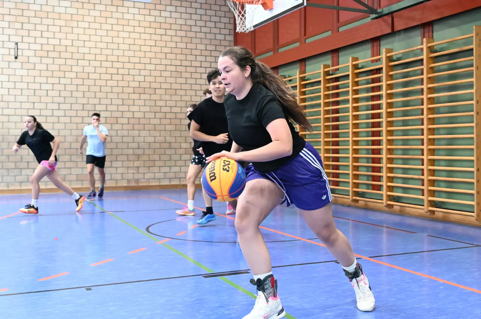 Drive zum Korb in der Damen-Partie