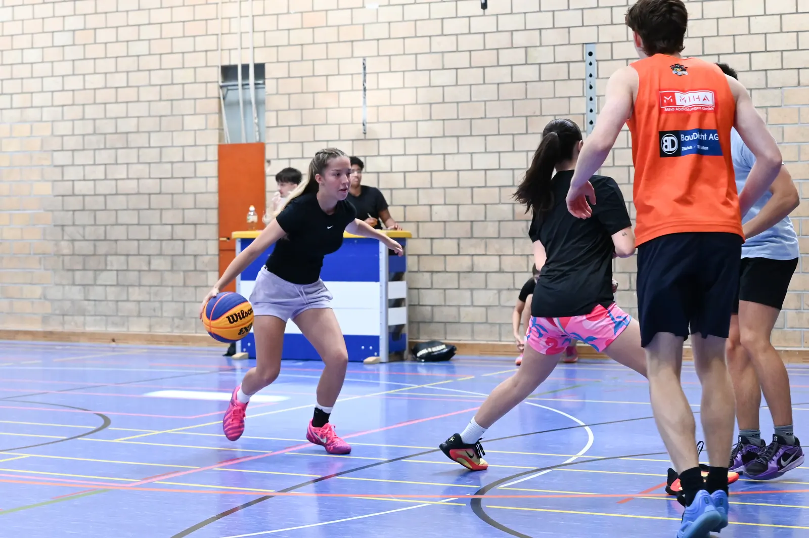 Angriff mit Ball gegen eng stehende Verteidigung