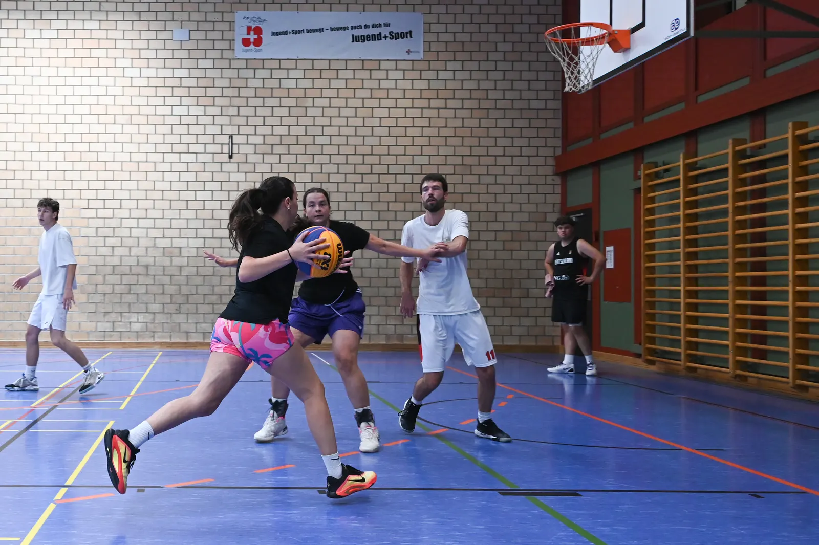 Kampf um den Ball im Drei-gegen-drei