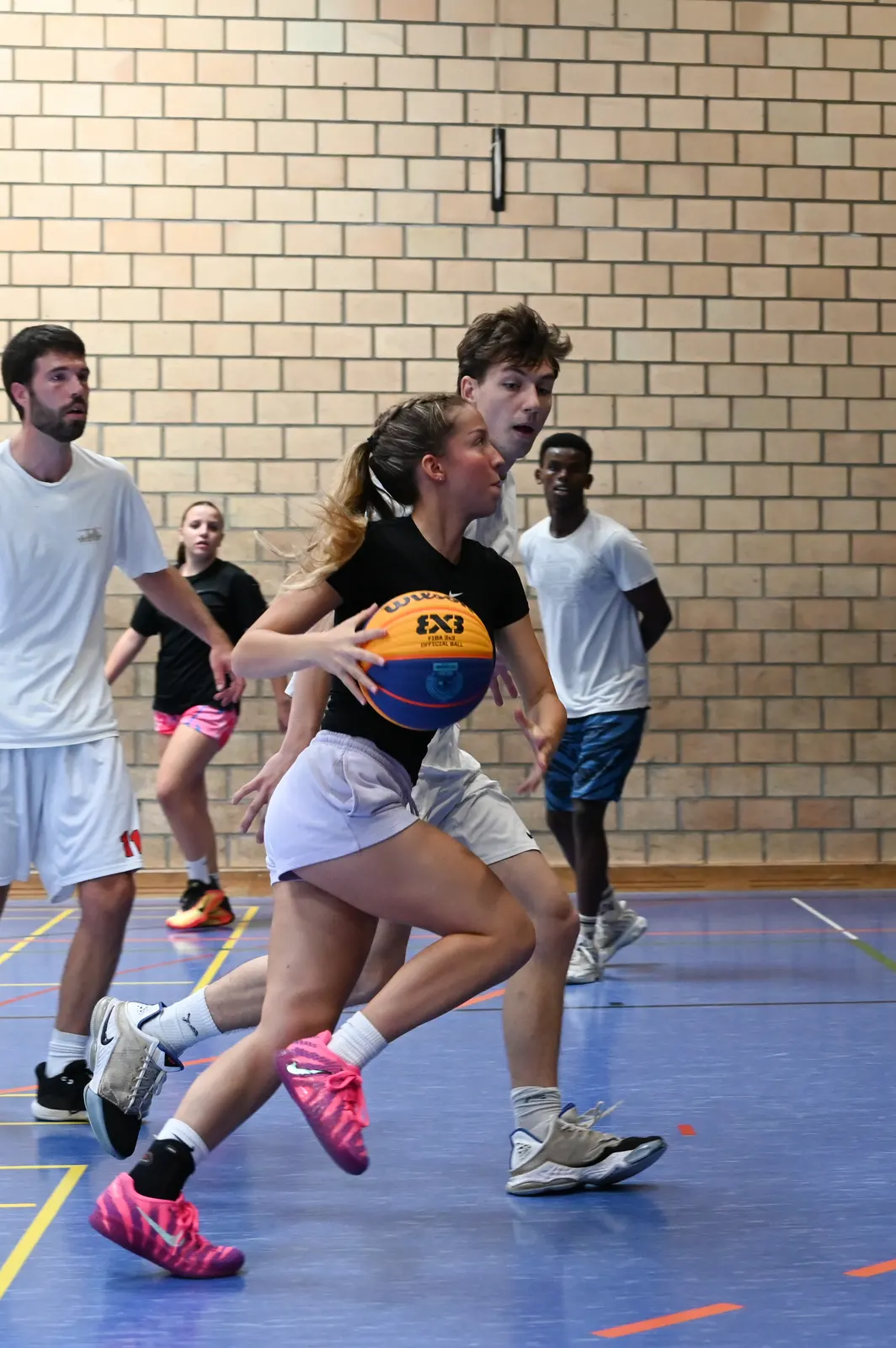 Ballvortrag mit dem offiziellen 3x3-Spielball