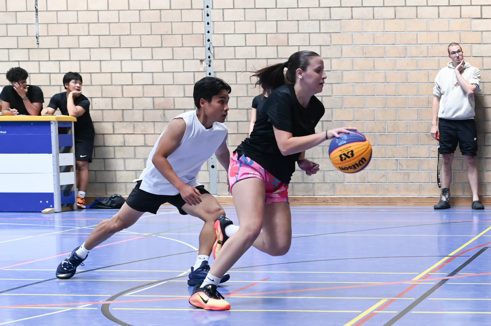 Tempo-Dribbling entlang der Seitenlinie