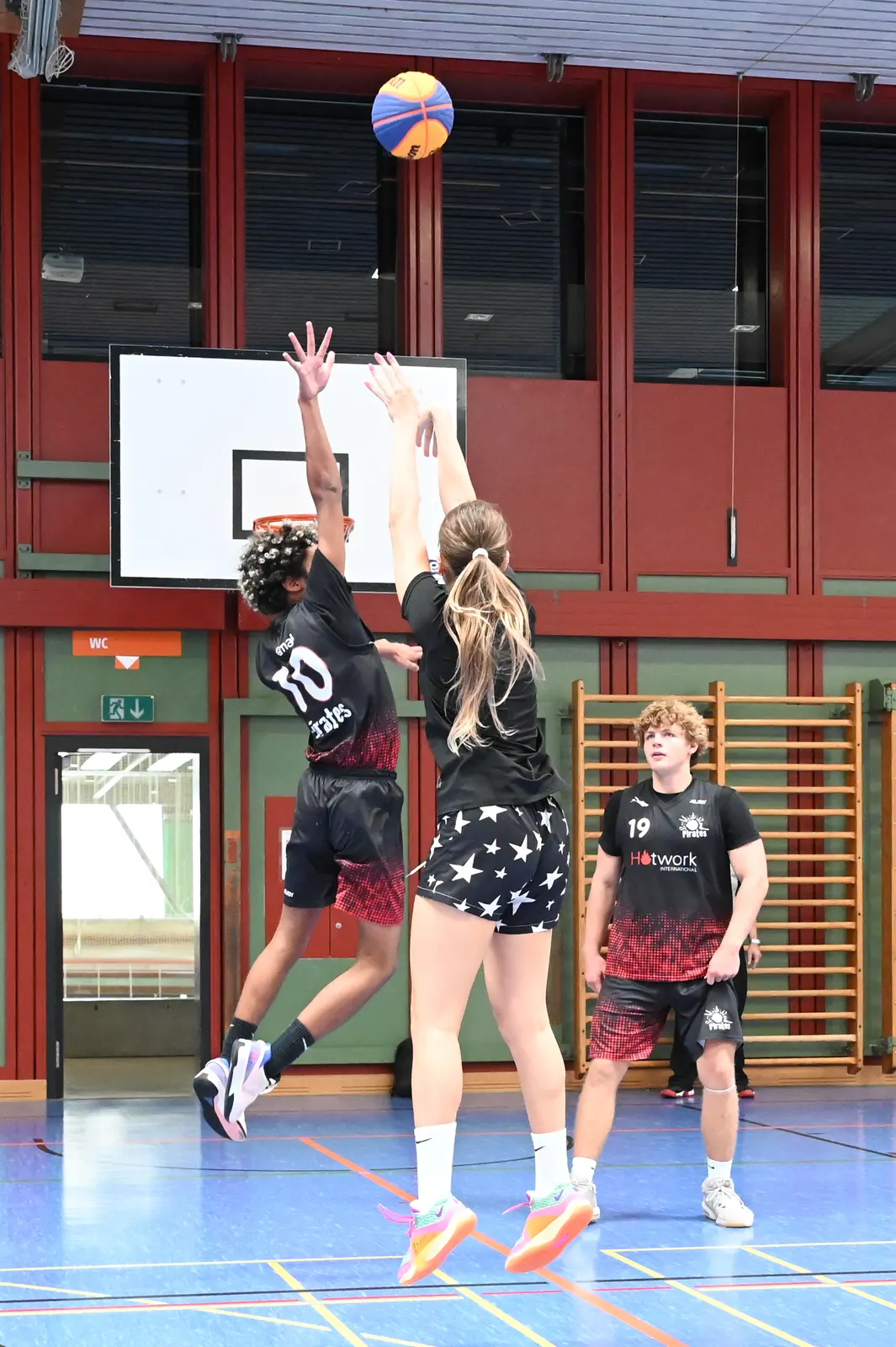 Wurfduell unter dem Korb