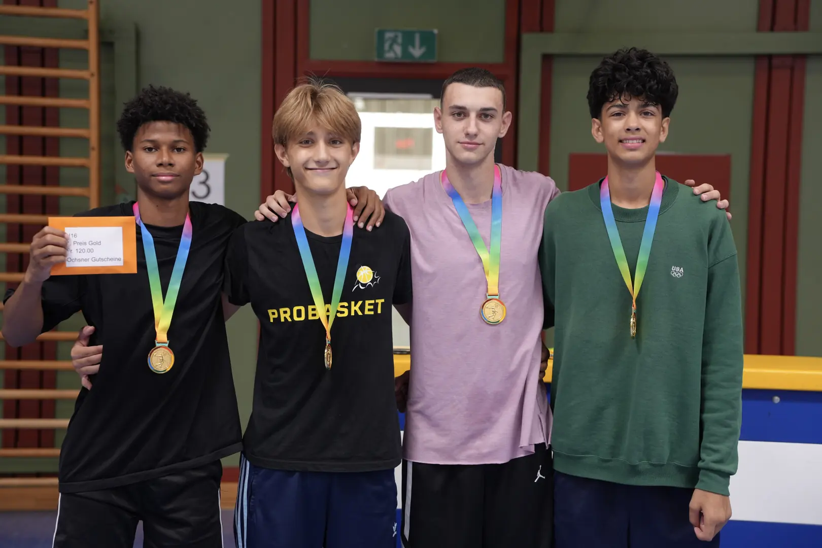 Siegerehrung: ein U16-Podestteam mit Medaillen