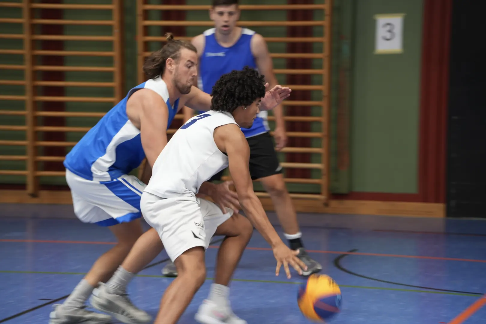 Zweikampf um den Ball vor dem Korb