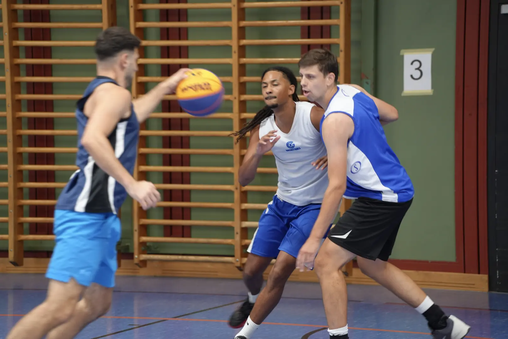 Kampf um den Ball zwischen Blau und Weiss