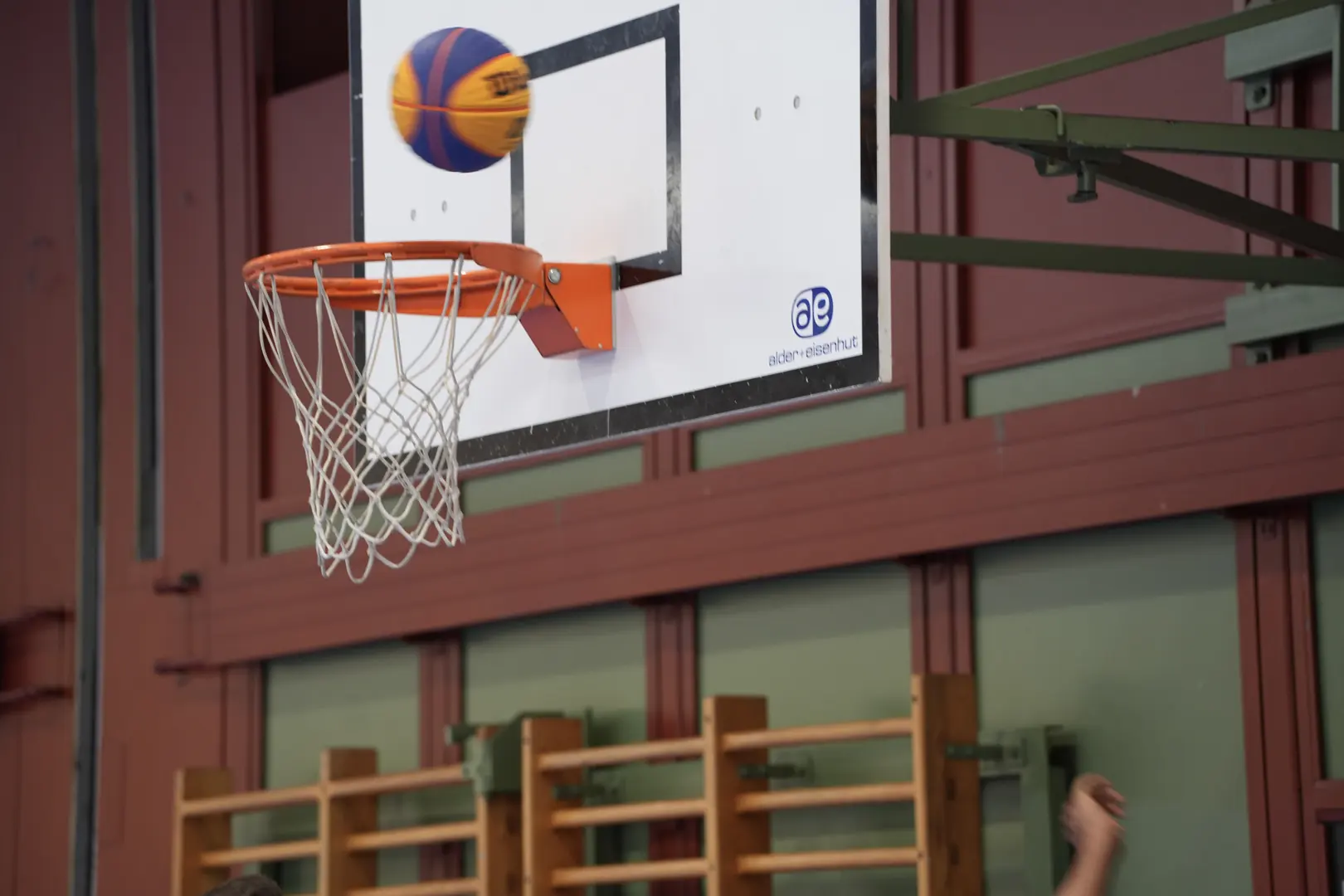 Der Ball fällt durchs Netz