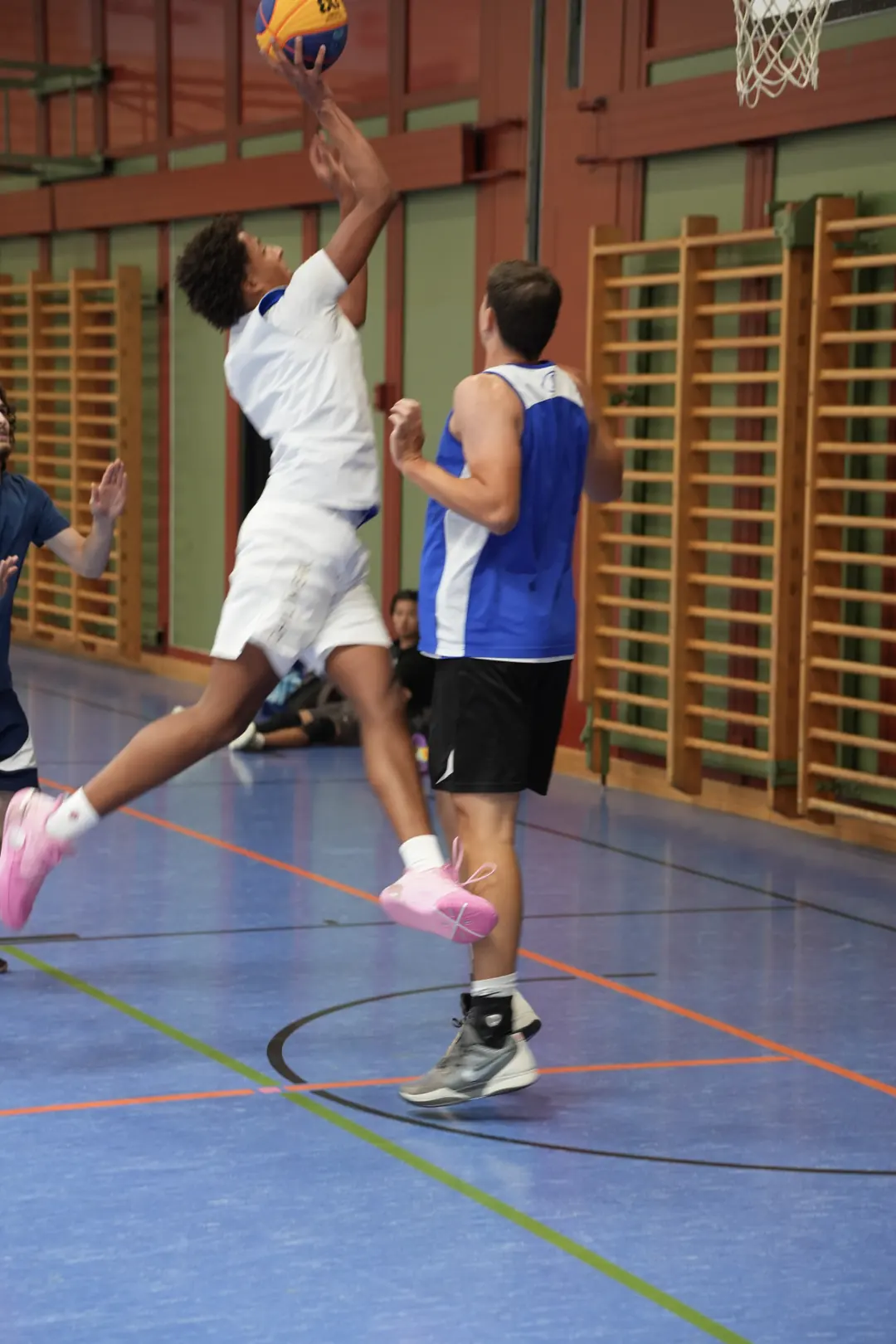 Sprung zum Korb im Herren-Turnier
